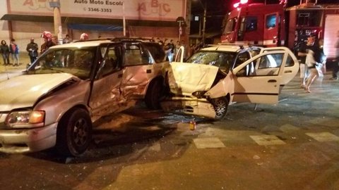 Acidente entre dois carros deixa cinco pessoas feridas em Sorocaba