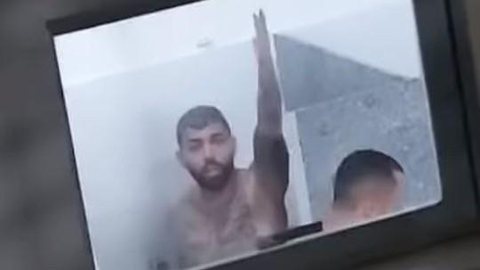 Gabigol é filmado durante banho após treino da Seleção e vídeo viraliza nas redes sociais; veja