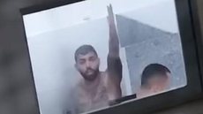 Gabigol é filmado durante banho após treino da Seleção e vídeo viraliza nas redes sociais; veja