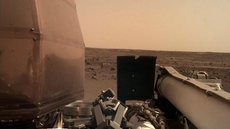 Após pouso, sonda da Nasa ativa painéis solares e envia foto da superfície de Marte