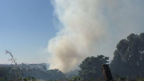 Incêndio atinge matagal e fumaça chama a atenção de moradores em Sorocaba
