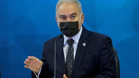 Ministro chega ao Brasil um dia após testar negativo para covid-19