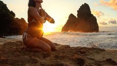 Carol Castro mostra barrigão na praia: “A hora se aproxima”