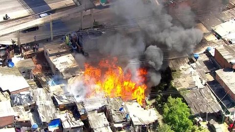 Incêndio atinge favela às margens da Rodovia Fernão Dias em Guarulhos