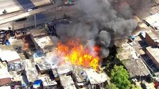 Incêndio atinge favela às margens da Rodovia Fernão Dias em Guarulhos