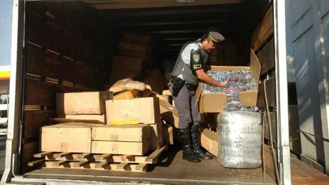 Caminhão lotado de mercadorias contrabandeadas é apreendido em rodovia