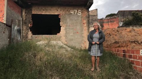 Voluntários constroem casa de idosa ‘despejada’ após morte de marido em Sorocaba