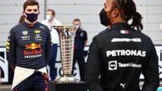 Hamilton diz no rádio que cenário para vitória de Verstappen foi manipulado