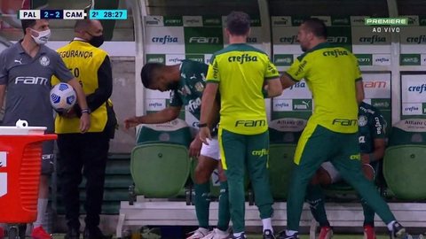 Jorge se irrita ao ser substituído e discute com auxiliar-técnico do Palmeiras no banco; vídeo