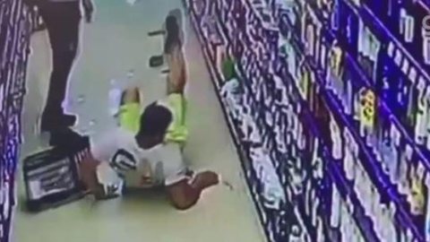Câmeras flagram homem simulando quedas em supermercados em SP para pedir indenização