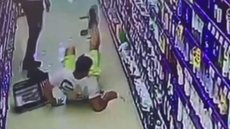 Câmeras flagram homem simulando quedas em supermercados em SP para pedir indenização