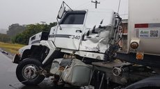 Caminhão-tanque derrapa na pista molhada e interdita trânsito por 2h em Bauru