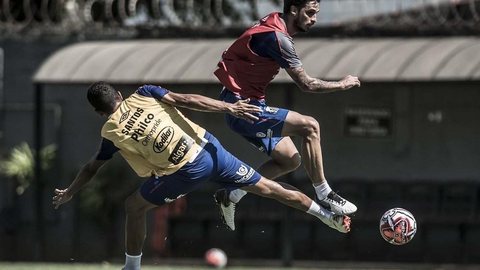 À espera de rescisão de contrato, Bryan Ruiz treina em campo no Santos