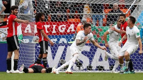 Salah fica no banco, Suárez perde chances, mas Uruguai vence o Egito no sufoco