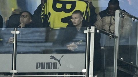 Borussia Dortmund leva cinco do Leverkusen e fica mais distante do líder Bayern