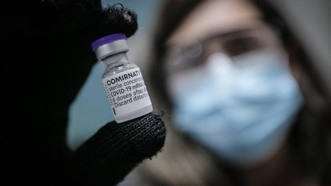 Cidade de SP aplica dose de reforço de vacina contra Covid em profissionais de saúde e idosos com mais de 60 anos nesta terça