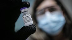 Cidade de SP aplica dose de reforço de vacina contra Covid em profissionais de saúde e idosos com mais de 60 anos nesta terça