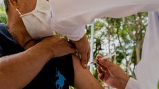 Cidade de SP aplica dose de reforço de vacina na saúde e para idosos