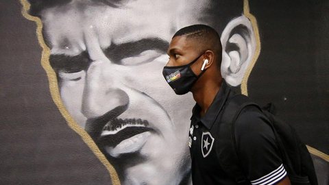 Corinthians tenta contratar Kanu, do Botafogo, e pode envolver jogador na negociação