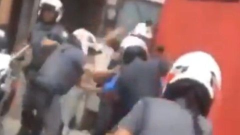 Policiais Militares são flagrados agredindo homem em São Paulo