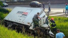 Caminhão tomba em canteiro após atingir carreta e placa de rodovia em Araçatuba