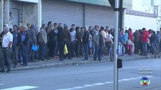 Desempregados fazem nova fila no 2º dia de seleção para vaga em supermercado