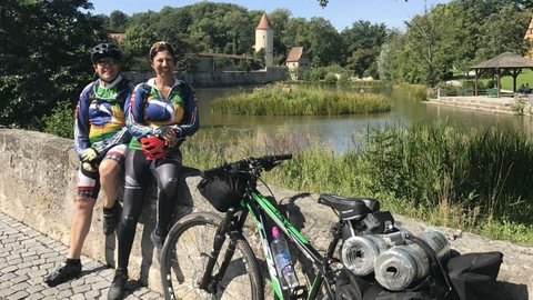 Casal que percorreu mais de 1000 km de bicicleta pela Europa lança livro