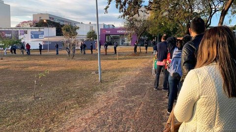 Longas filas marcam vacinação contra covid-19 no Distrito Federal