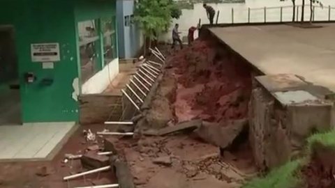 Temporal derruba muro de UPA e causa alagamentos em Catanduva
