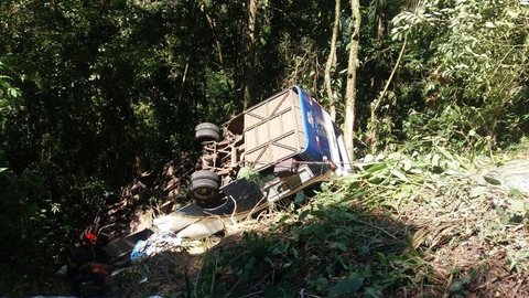 Micro-ônibus cai em ribanceira e deixa mortos e feridos na serra da Rodovia Oswaldo Cruz em Ubatuba, SP