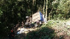 Micro-ônibus cai em ribanceira e deixa mortos e feridos na serra da Rodovia Oswaldo Cruz em Ubatuba, SP