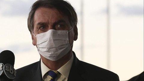 “Ninguém pode obrigar ninguém a tomar vacina”, diz Bolsonaro a apoiadora
