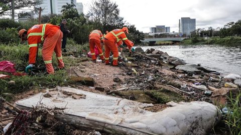Após recuo da água, 34 toneladas de lixo são retiradas do Guaíba em Porto Alegre