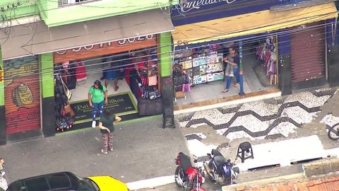 Cidade SP tem lojas abertas e movimentação no entorno de parques no 2° dia de endurecimento da quarentena