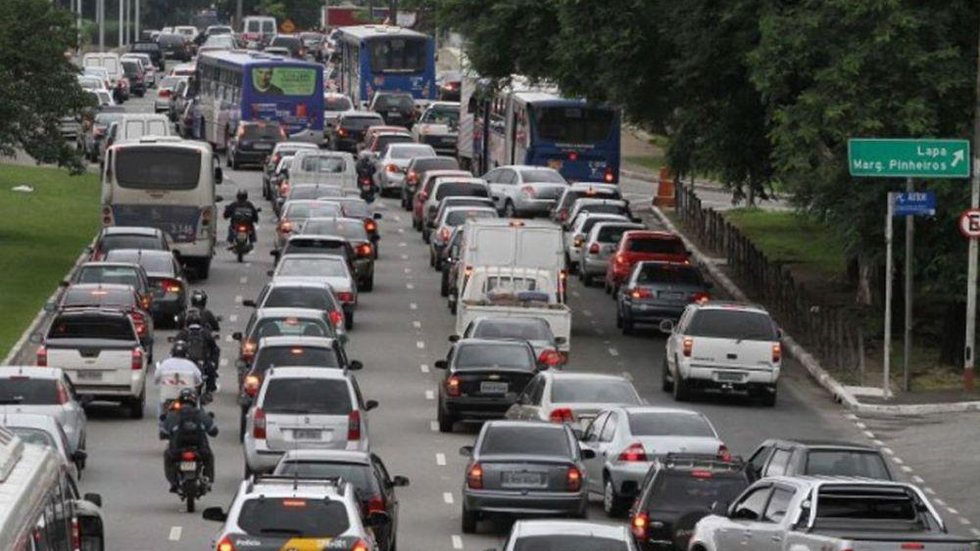 Trânsito piora 161% na cidade de SP com volta às aulas e o fim da quarentena, diz Waze