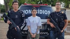 Polícia apresenta garota de programa indiciada por matar homem após esbarrão em boate de Goiânia