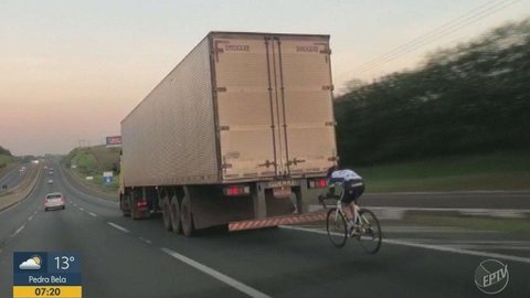 Ciclista é flagrado pedalando ‘no vácuo’ de caminhão na Rodovia Anhanguera, em Limeira