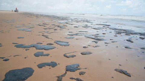 Marinha finaliza limpeza de manchas de óleo no litoral cearense
