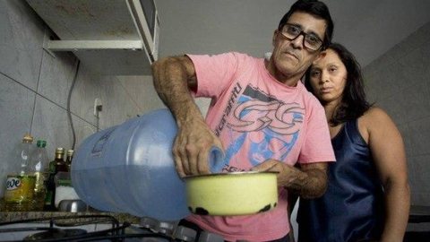 Desempregada, família escolhe entre água mineral e comida para casa no Rio