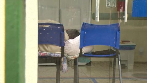 Pacientes com câncer são internados em cadeiras de plástico no Hospital Federal de Bonsucesso