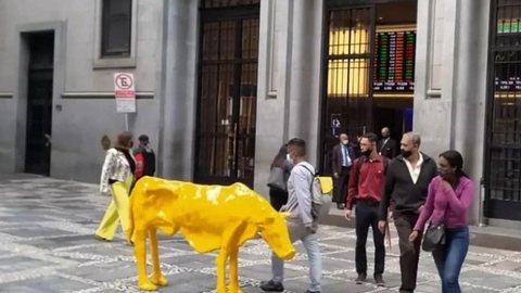 ‘Vaca magra’ é instalada em frente à Bolsa de Valores, no Centro de SP