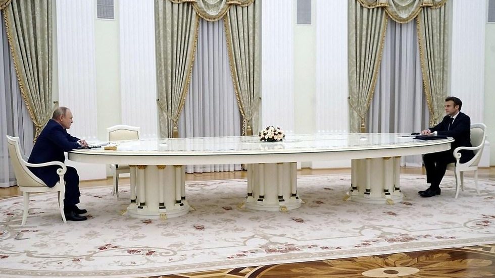 Emmanuel Macron se recusou a fazer teste de Covid em Moscou e por isso russos usaram mesa longa em encontro com Vladimir Putin