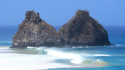 Swell adianta temporada de ondas em Fernando de Noronha
