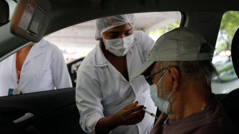 Vacinação reduz pela metade morte entre idosos com mais de 80 anos