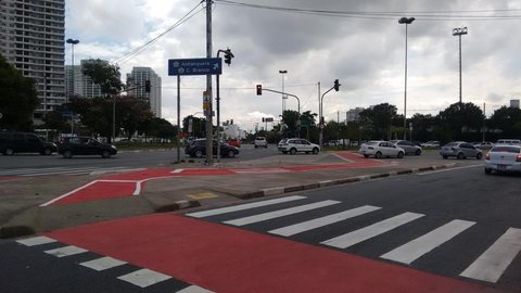 Avenida Marquês de São Vicente ganha nova estrutura cicloviária