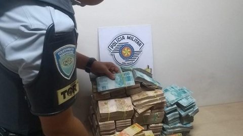 Polícia apreende mais de R$ 1 milhão em dinheiro escondido em caminhão