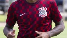 Paulinho começa a treinar no Corinthians nesta sexta-feira, ainda sem vínculo com o clube