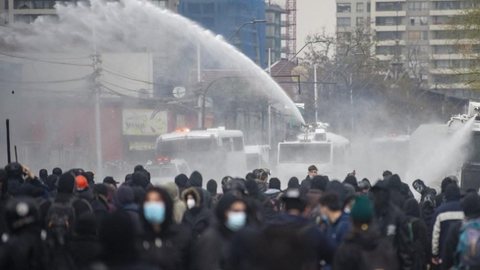 Protestos pelo 48º aniversário do golpe de Pinochet no Chile têm confronto entre manifestantes e polícia