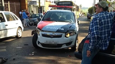 Motorista foge de blitz e bate em duas viaturas em Tabapuã