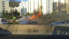 Carro pega fogo na rodovia Anhanguera em Jundiaí